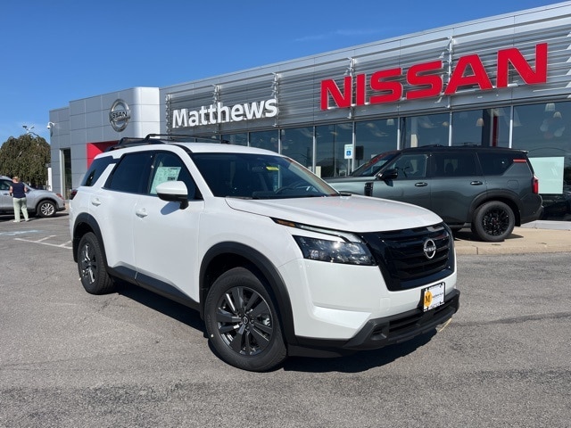 2025 Nissan Pathfinder SV's photo