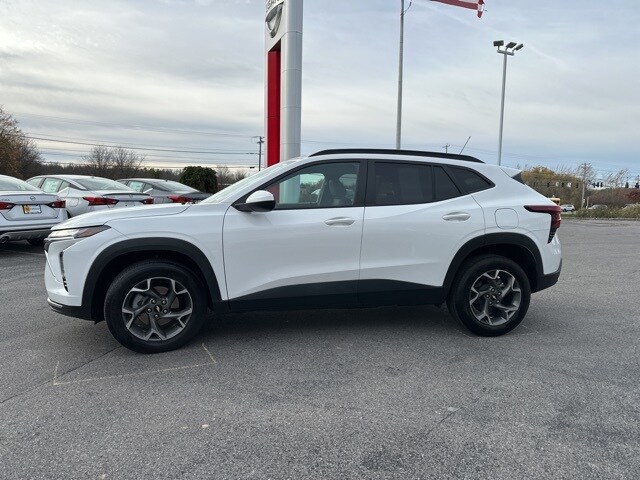 2024 Chevrolet Trax LT photo 3