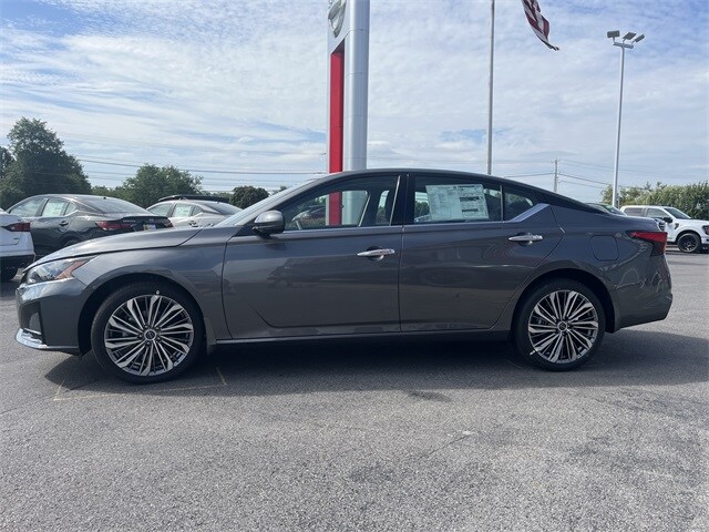 2025 Nissan Altima SL photo 2