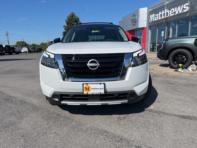 2025 Nissan Pathfinder Platinum photo 2