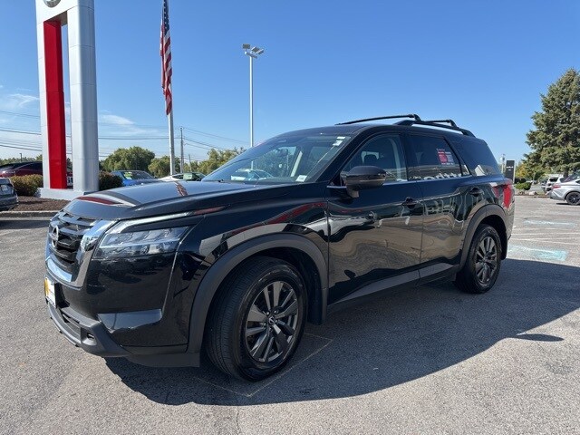2022 Nissan Pathfinder SV photo 2