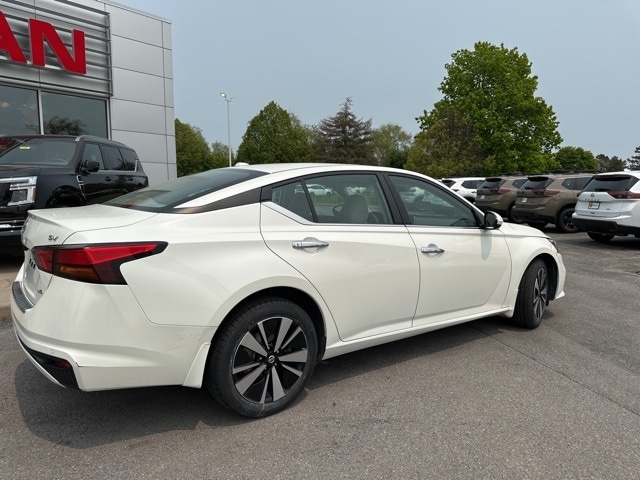 Used 2022 Nissan Altima SV with VIN 1N4BL4DW3NN377024 for sale in Liverpool, NY