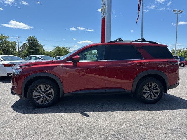 2022 Nissan Pathfinder SV photo 2