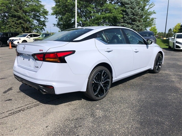 2025 Nissan Altima SR photo 3