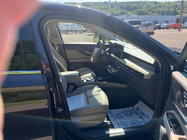 Additional photo of vehicle.