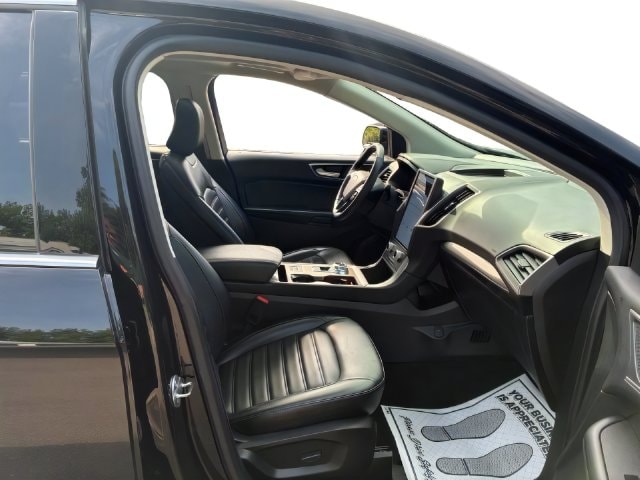 Additional photo of vehicle.