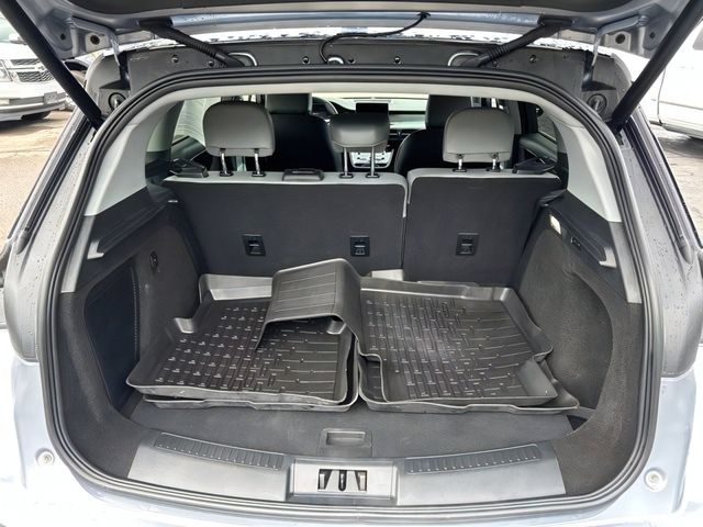 Additional photo of vehicle.