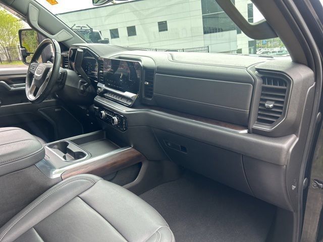 Additional photo of vehicle.