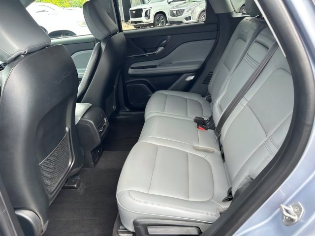 Additional photo of vehicle.