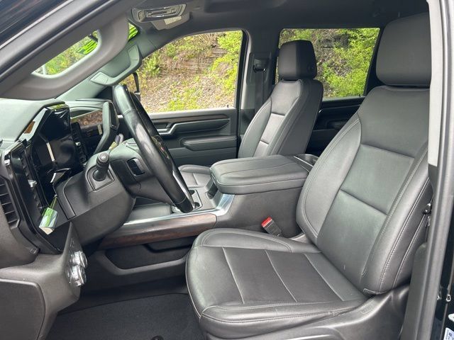 Additional photo of vehicle.