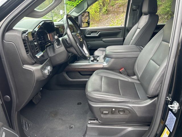 Additional photo of vehicle.