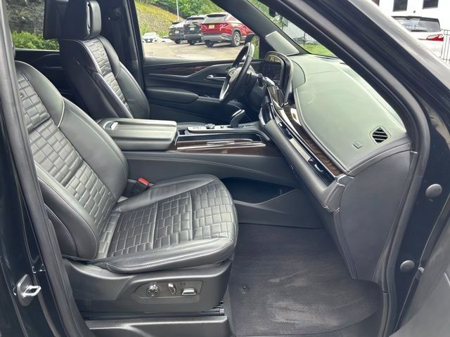 Additional photo of vehicle.