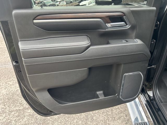 Additional photo of vehicle.
