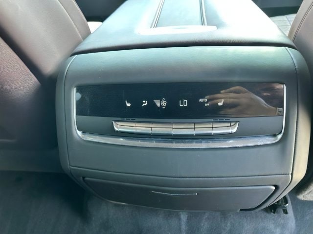 Additional photo of vehicle.