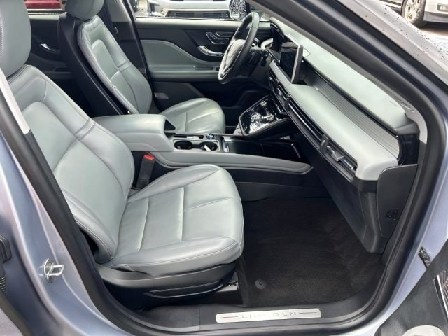 Additional photo of vehicle.