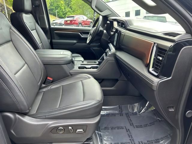 Additional photo of vehicle.