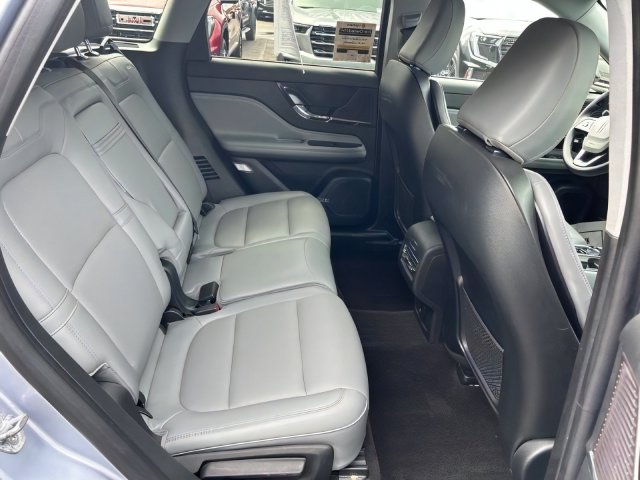 Additional photo of vehicle.