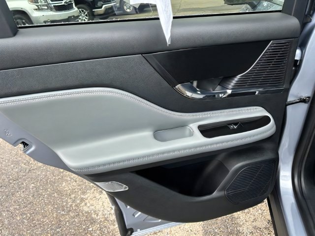 Additional photo of vehicle.