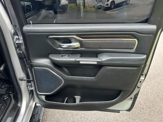 Additional photo of vehicle.