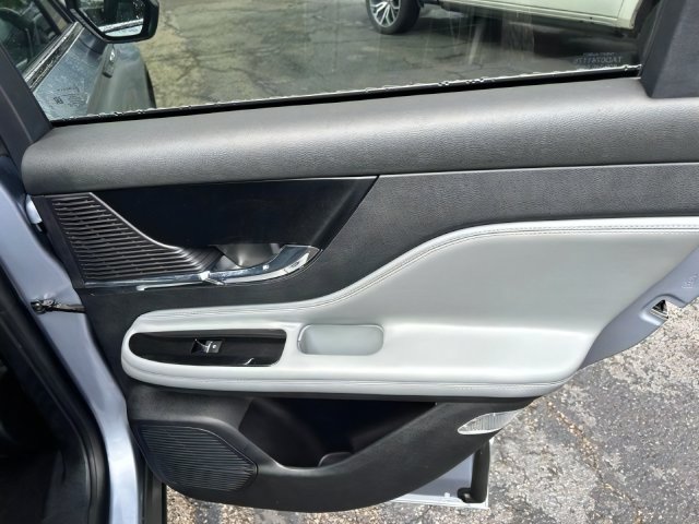 Additional photo of vehicle.