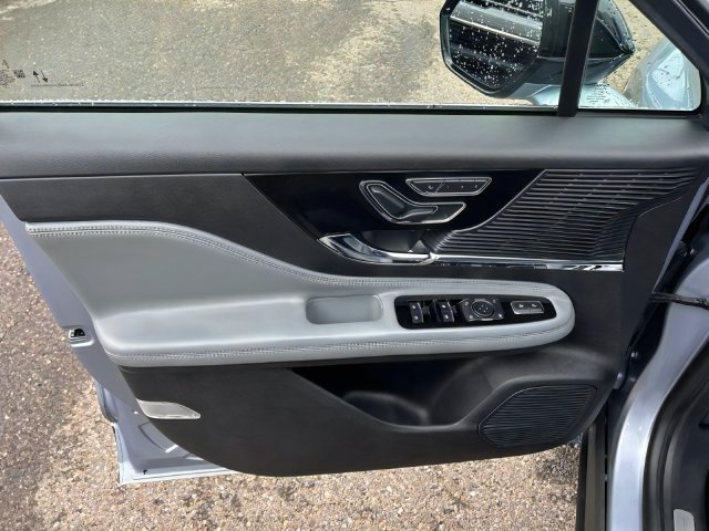 Additional photo of vehicle.