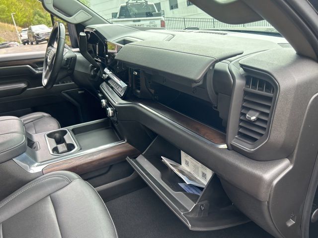 Additional photo of vehicle.