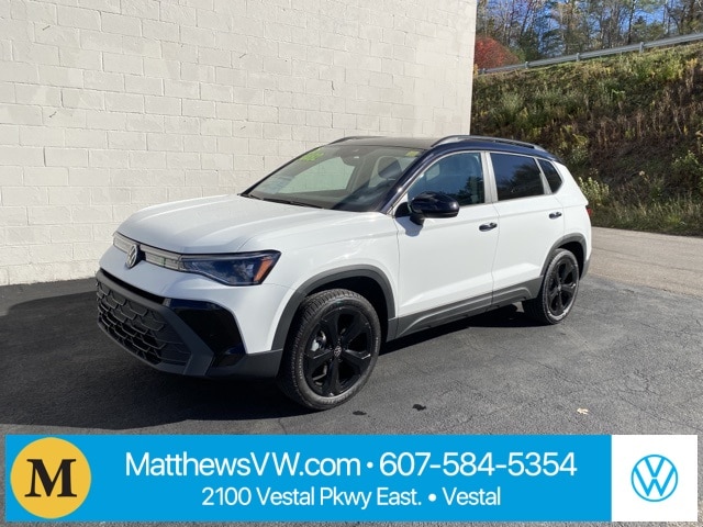 2025 Volkswagen Taos SE Black's photo