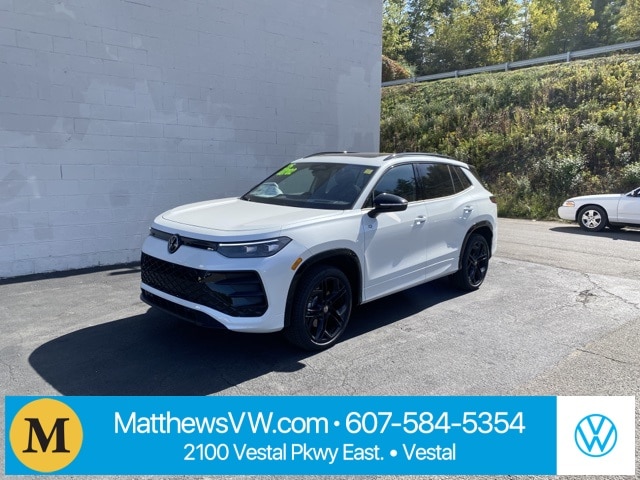 2025 Volkswagen Tiguan SE R-LINE BLACK's photo