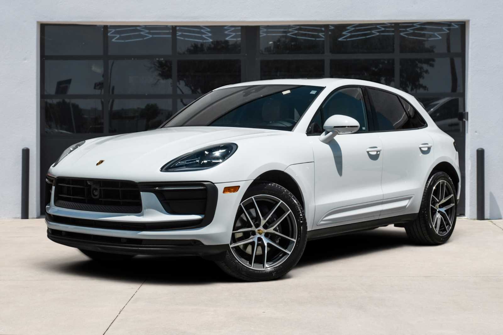 2024 Porsche Macan T's photo