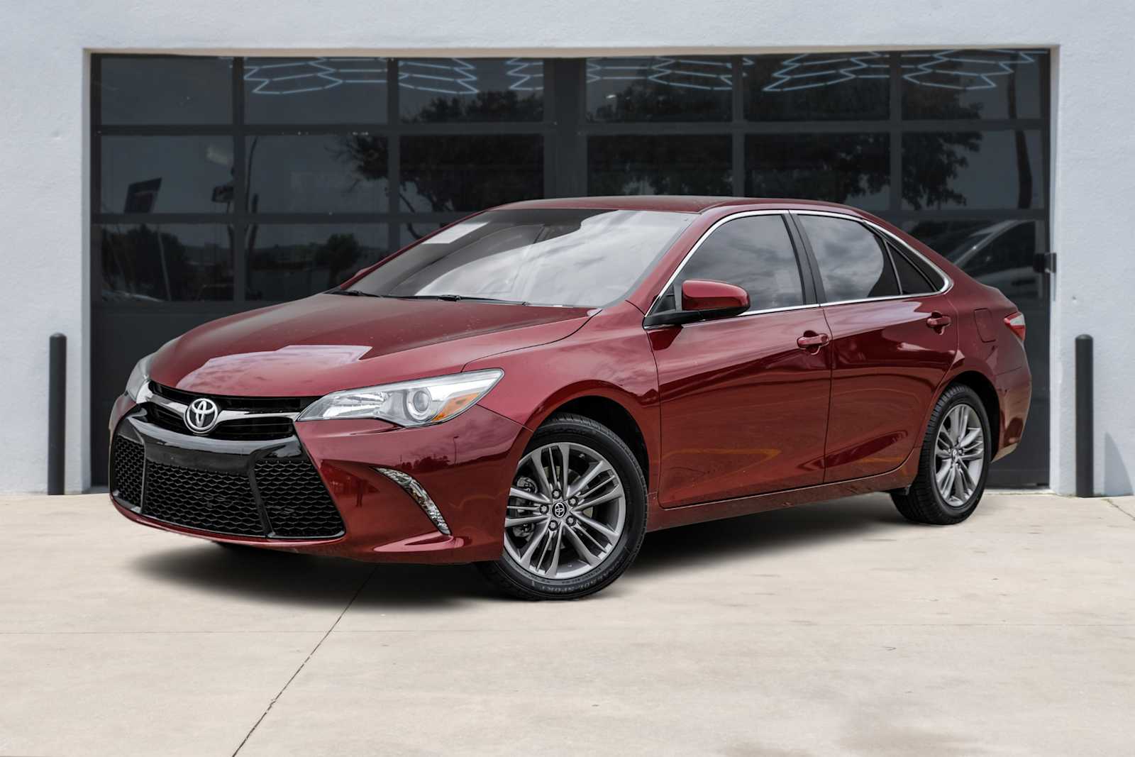 2017 Toyota Camry SE's photo