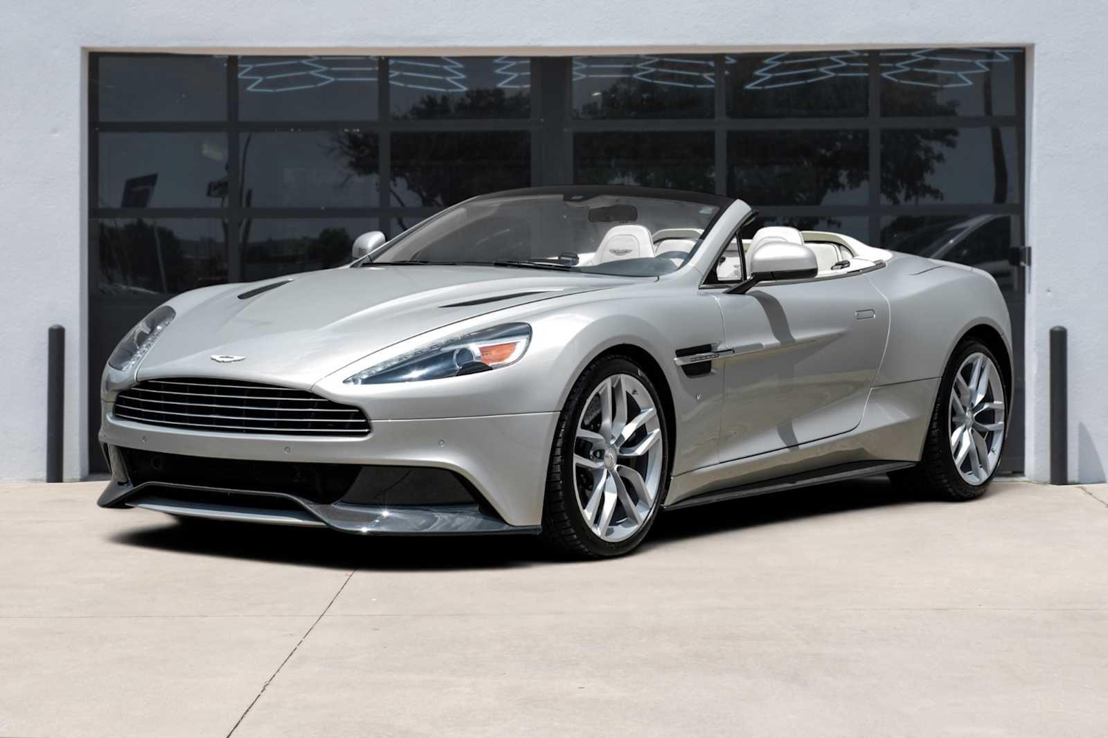 2016 Aston Martin Vanquish Carbon Volante's photo