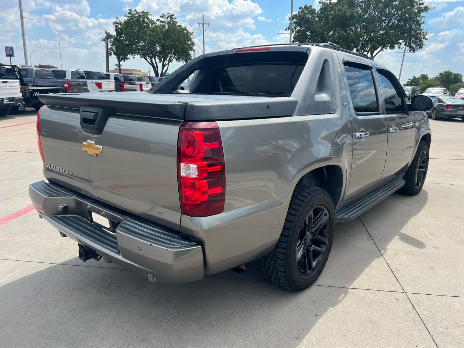 2012 Chevrolet Avalanche LT photo 3