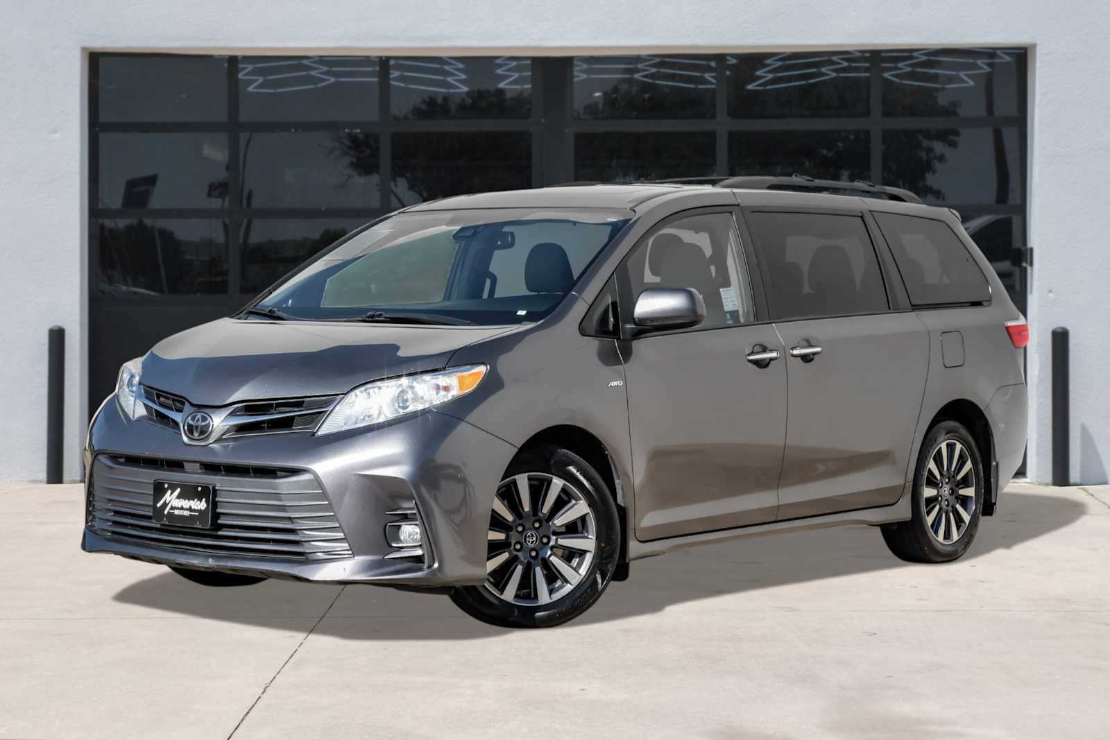 2018 Toyota Sienna XLE's photo