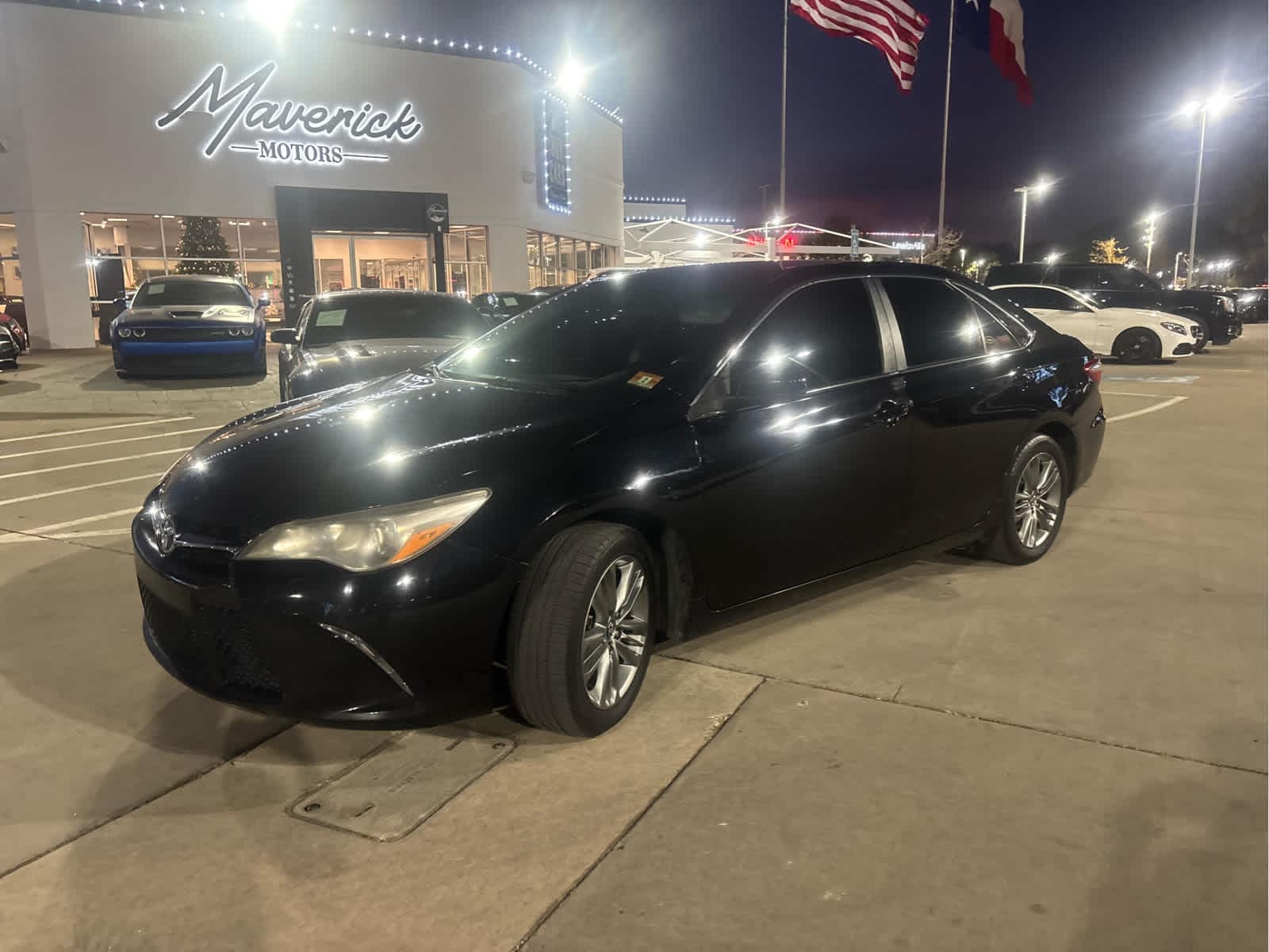 2017 Toyota Camry SE's photo