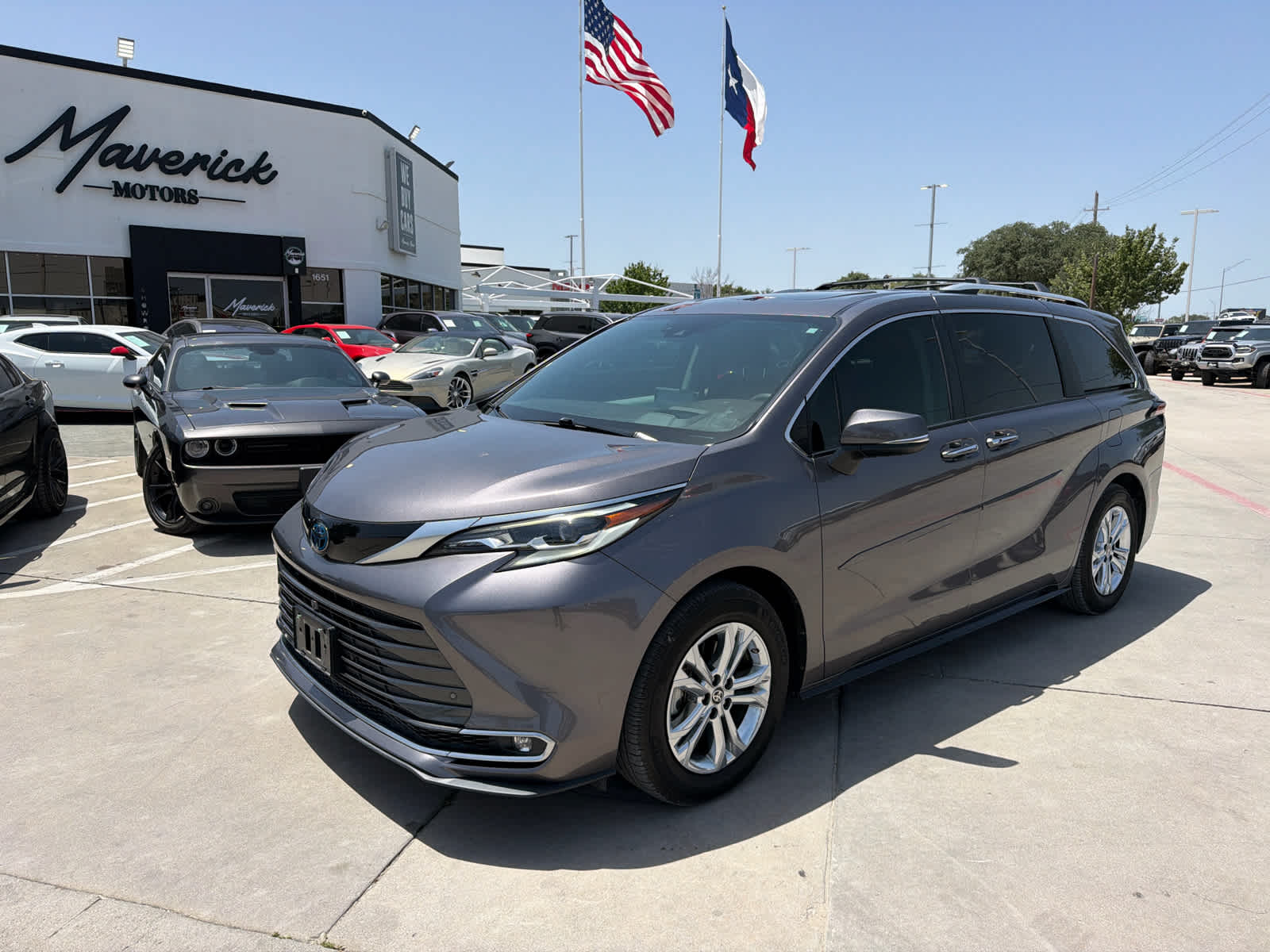 2022 Toyota Sienna Platinum 7-Passenger Hybrid AWD's photo