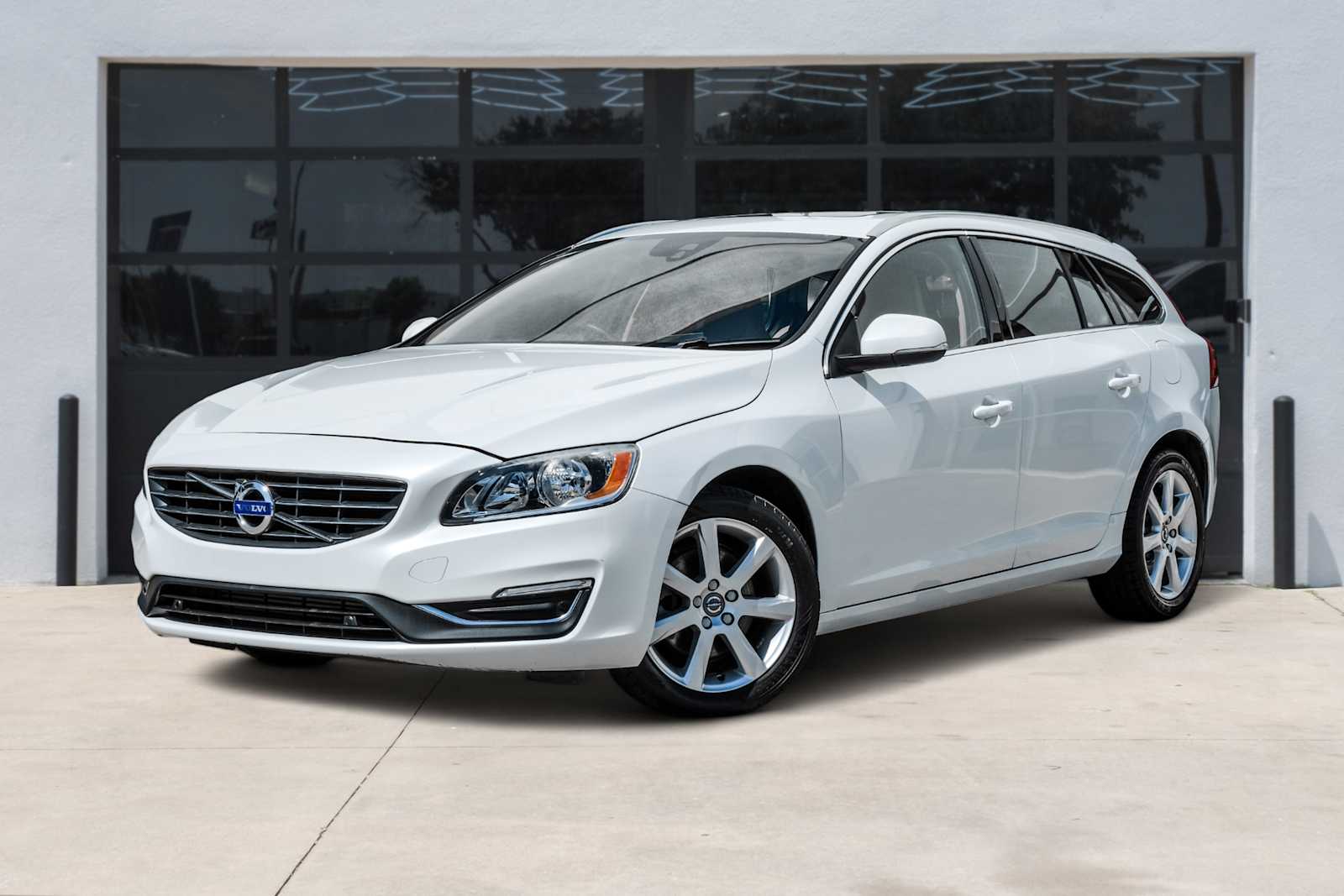 2017 Volvo V60 Premier's photo