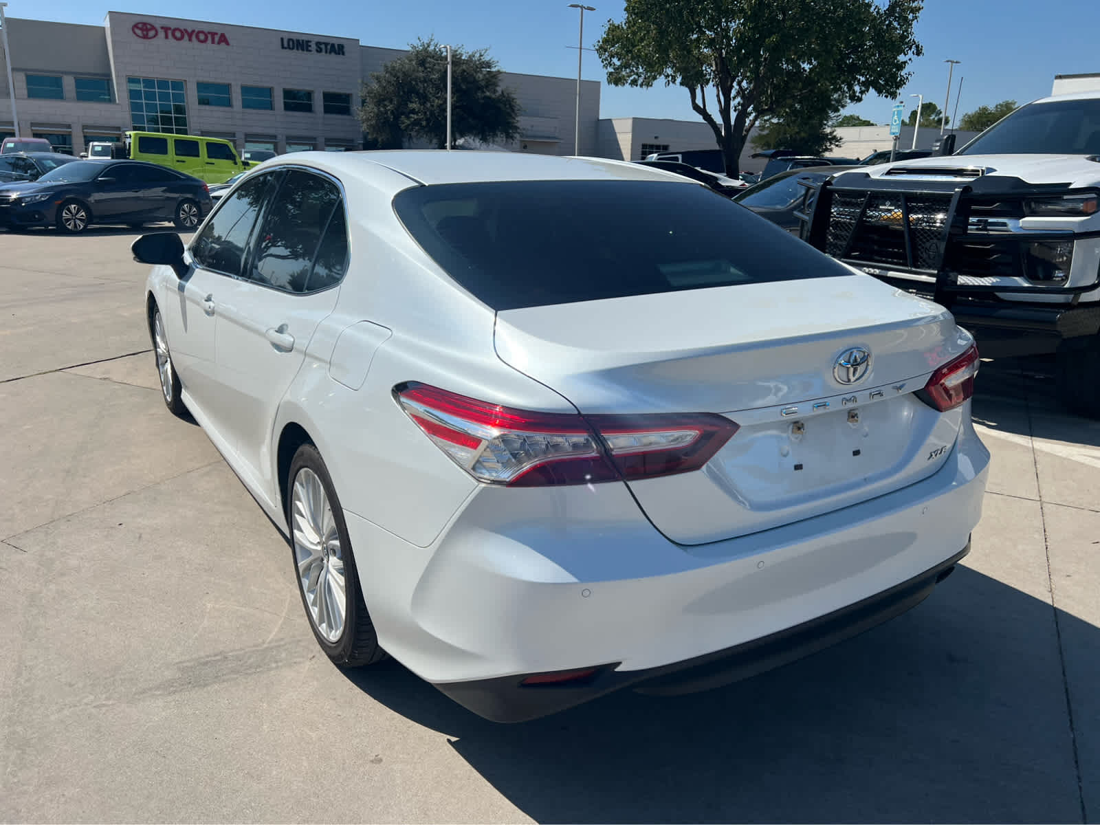 2018 Toyota Camry SE XLE photo 2