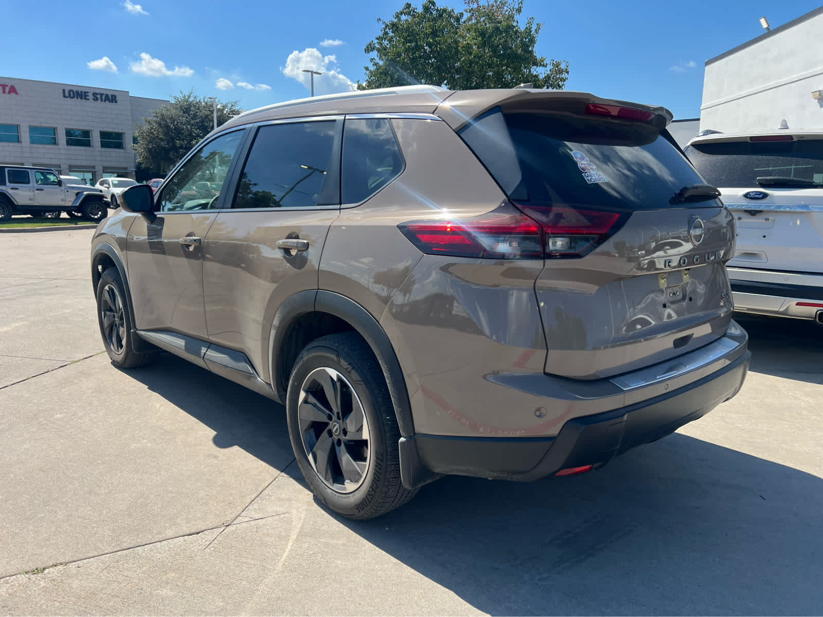 2024 Nissan Rogue SV photo 2
