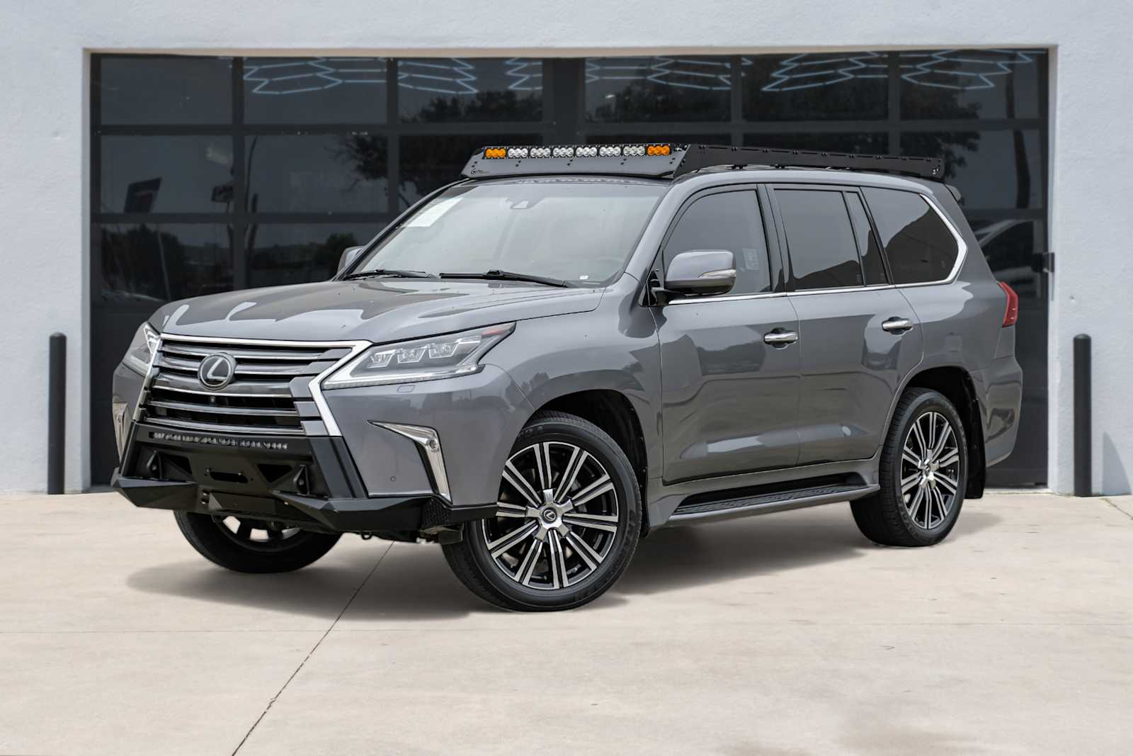 2019 Lexus LX 570's photo