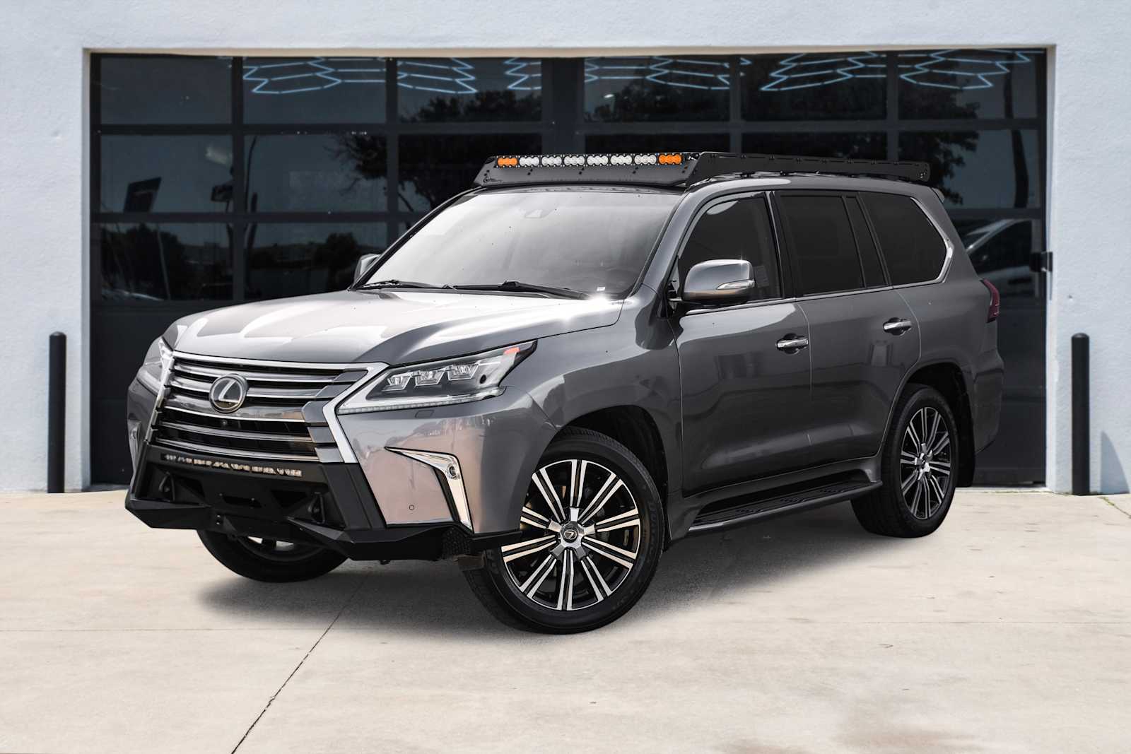 2019 Lexus LX 570's photo