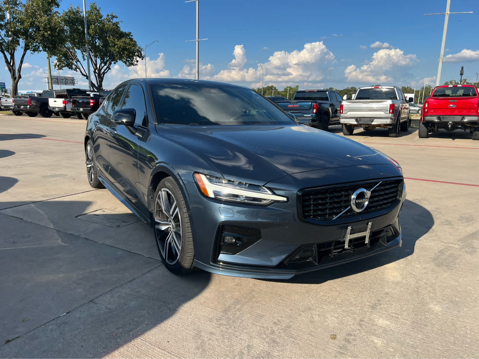 2022 Volvo S60 R-Design photo 3