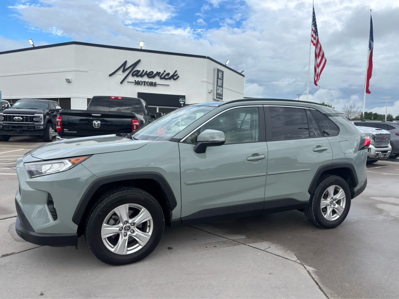 2020 Toyota RAV4 XLE FWD's photo