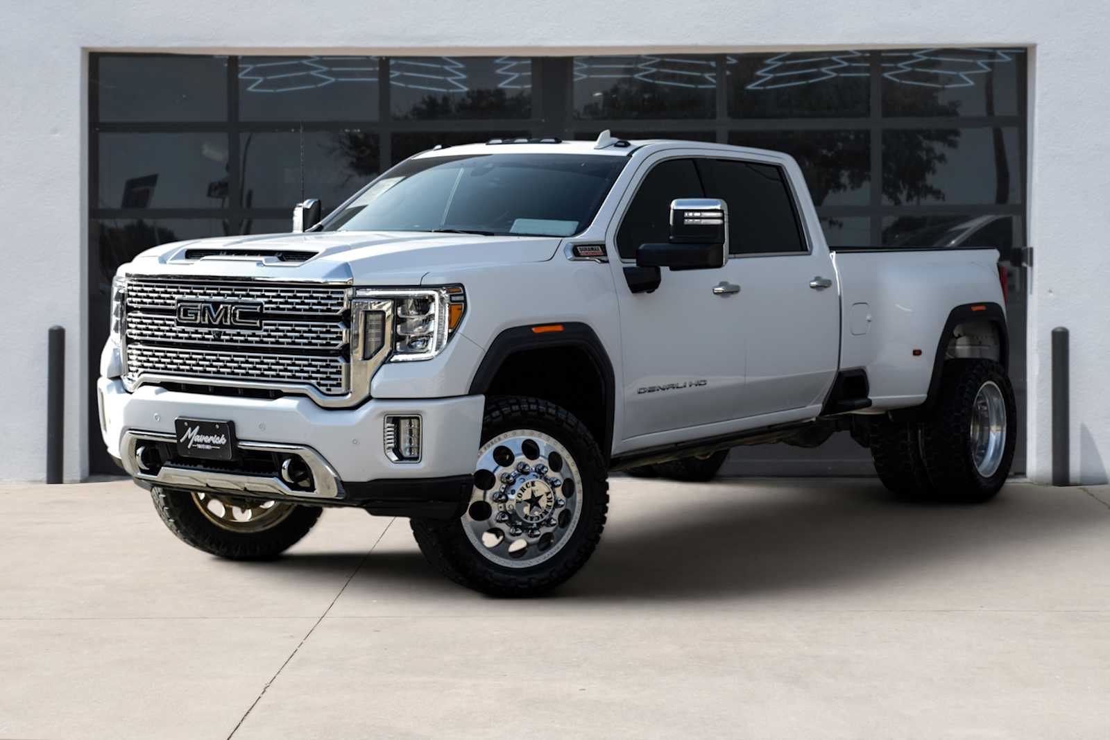 2022 GMC Sierra 4WD Crew Cab Long Box DRW Denali's photo