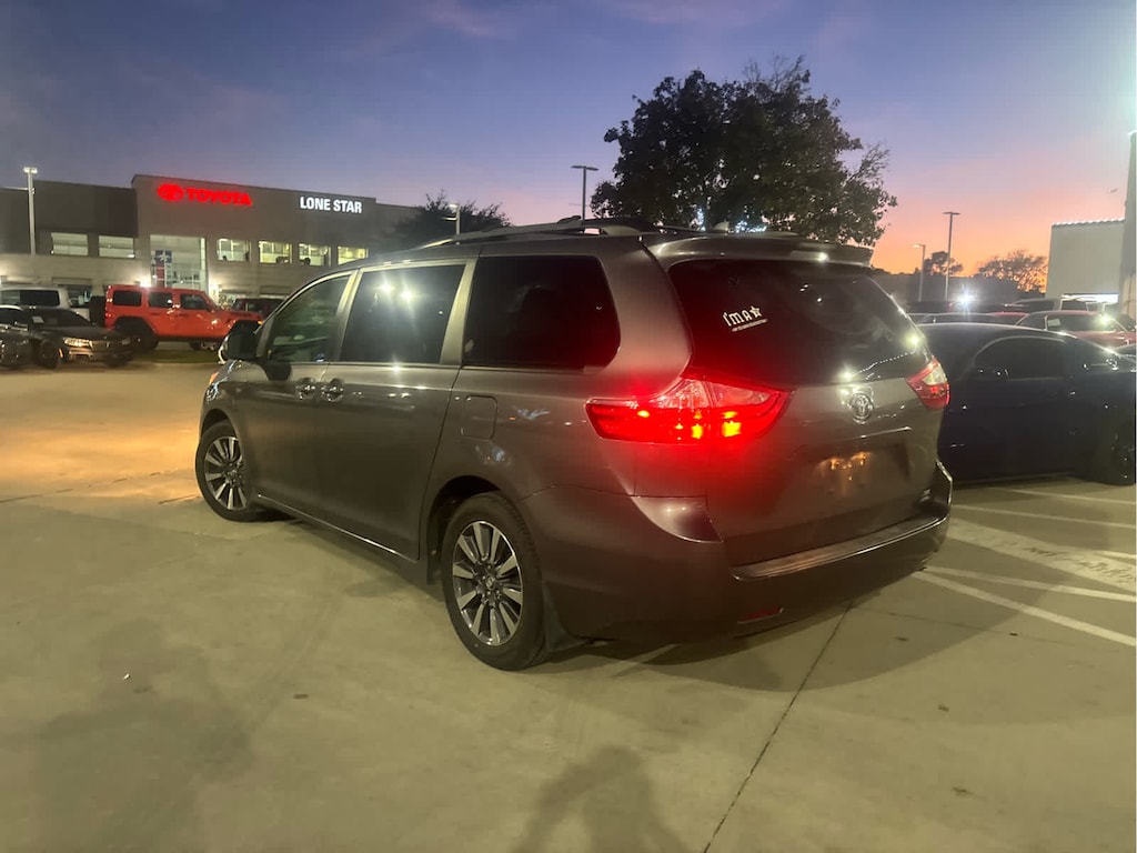 Used 2018 Toyota Sienna XLE Van