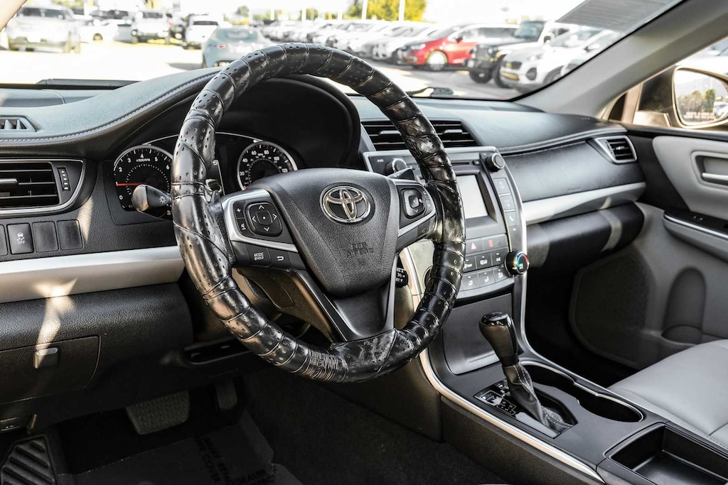 Used 2016 Toyota Camry SE Sedan