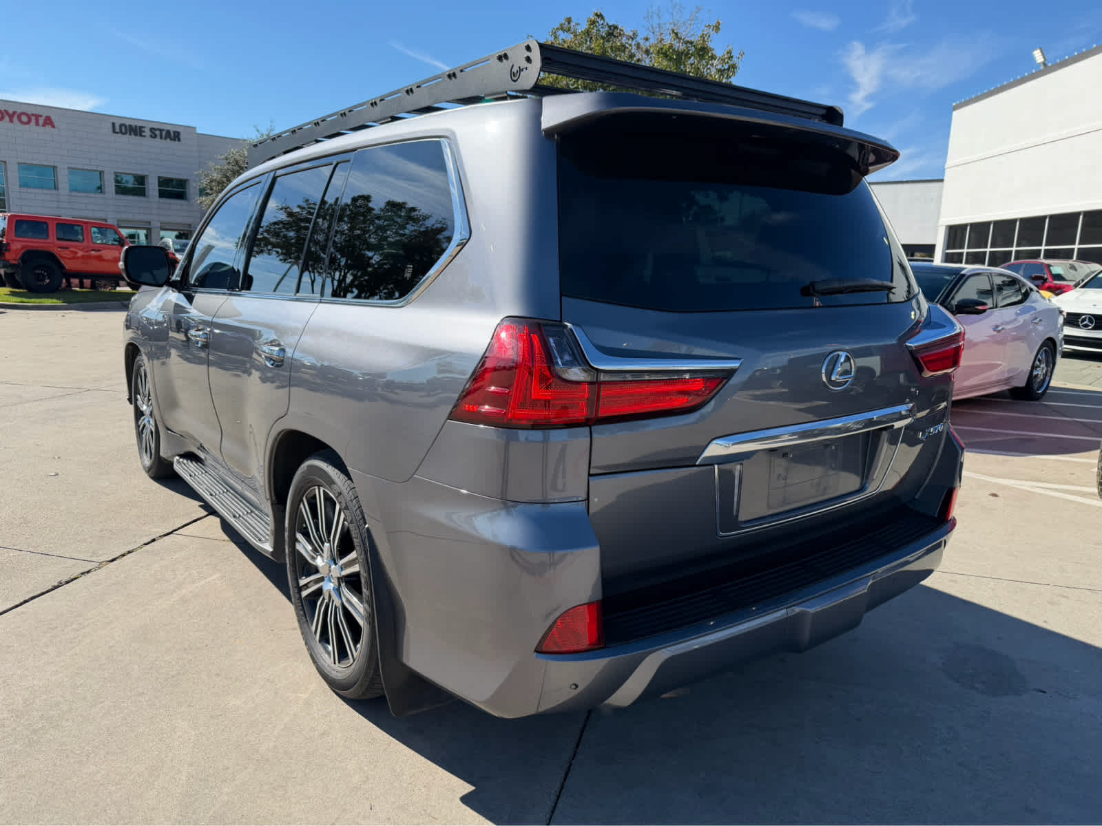 2019 Lexus LX 570 photo 2