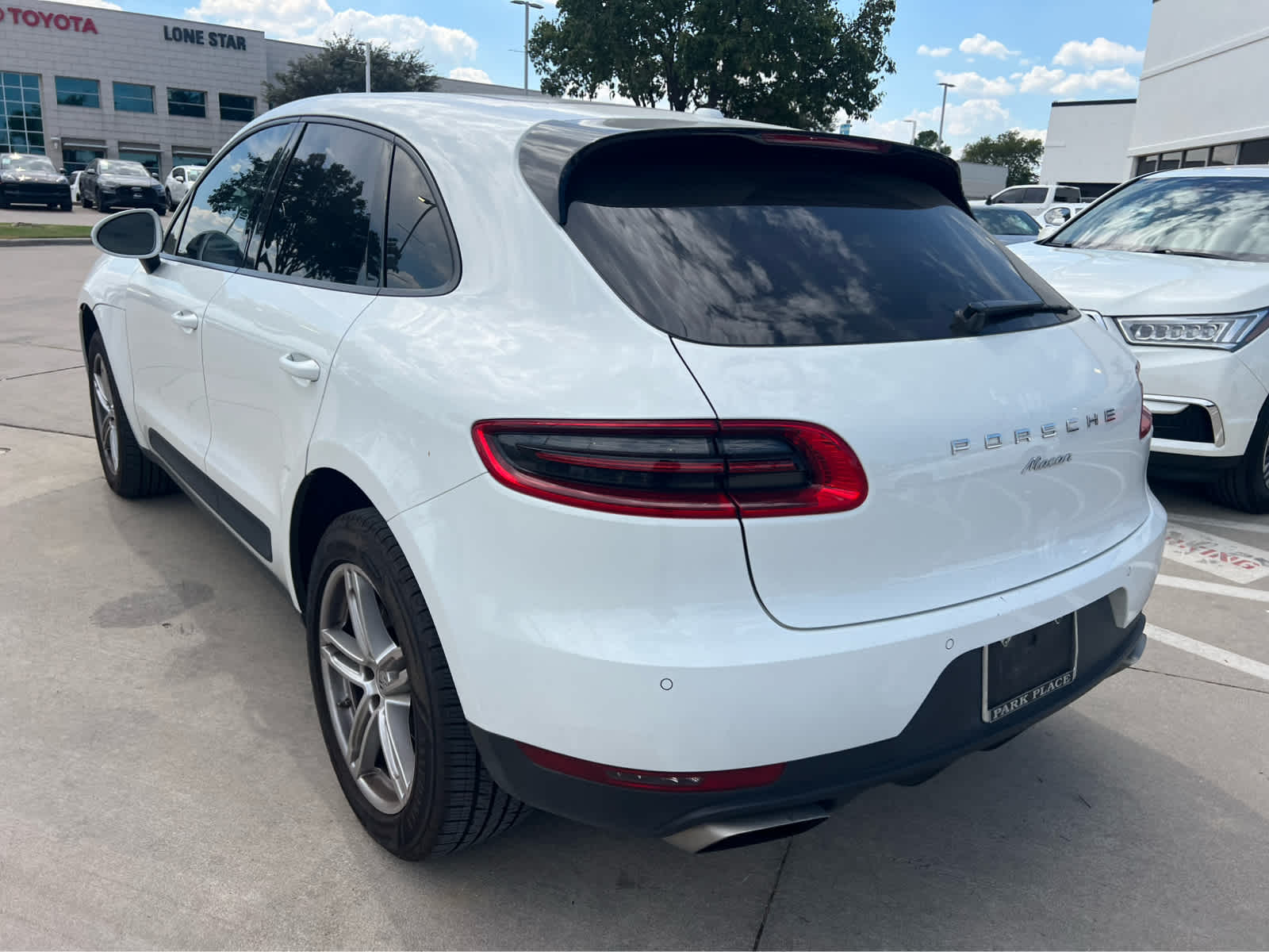 2018 Porsche Macan photo 2