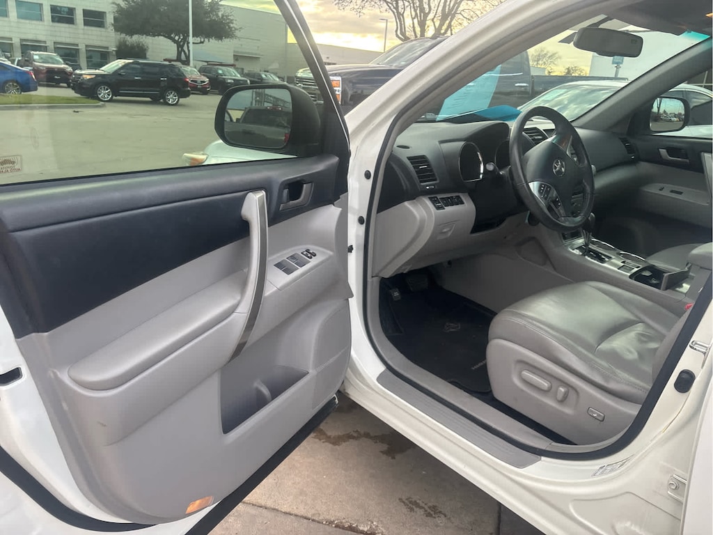 Used 2011 Toyota Highlander SE SUV