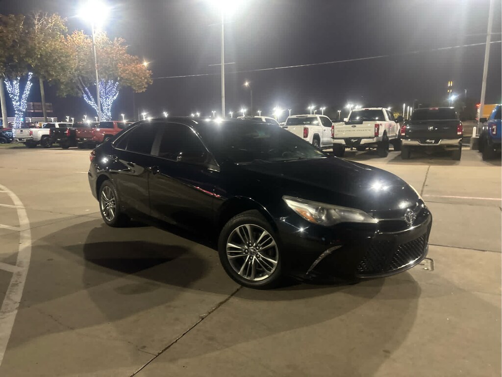 Used 2017 Toyota Camry SE Sedan