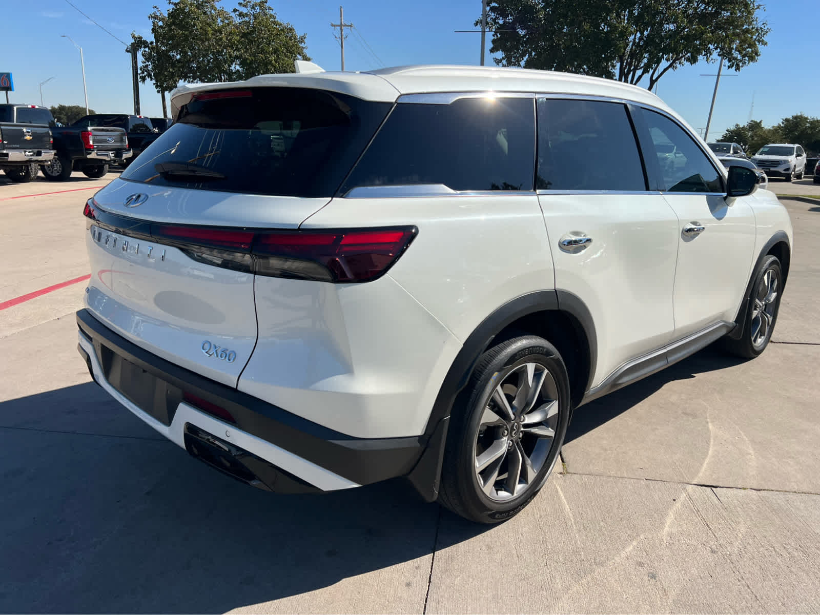 2023 Infiniti QX60 Luxe photo 3